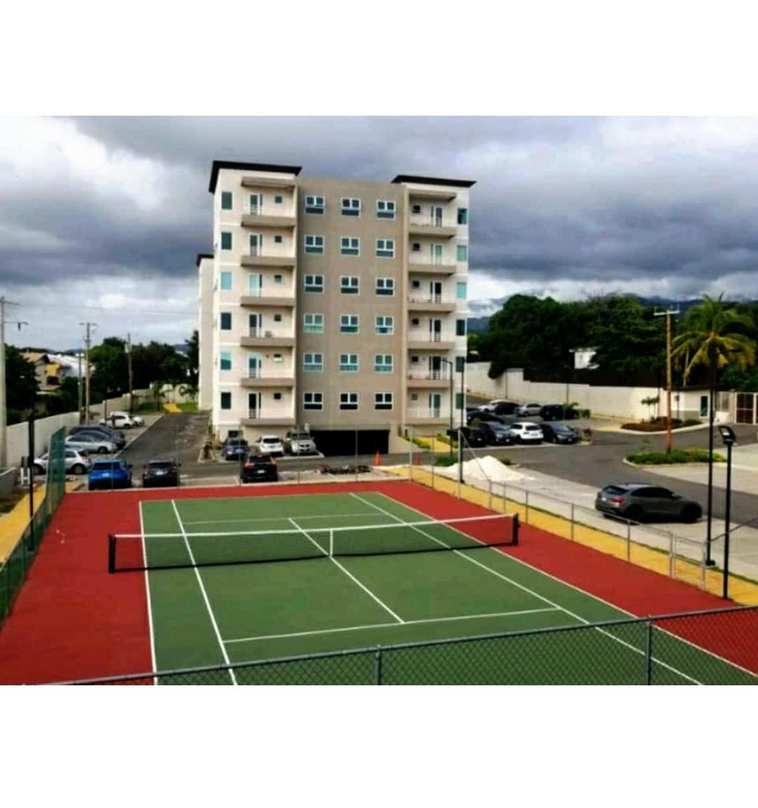 Lovely 2 Bedroom C̅ Netflix Across National Stadium Кингстон Экстерьер фото